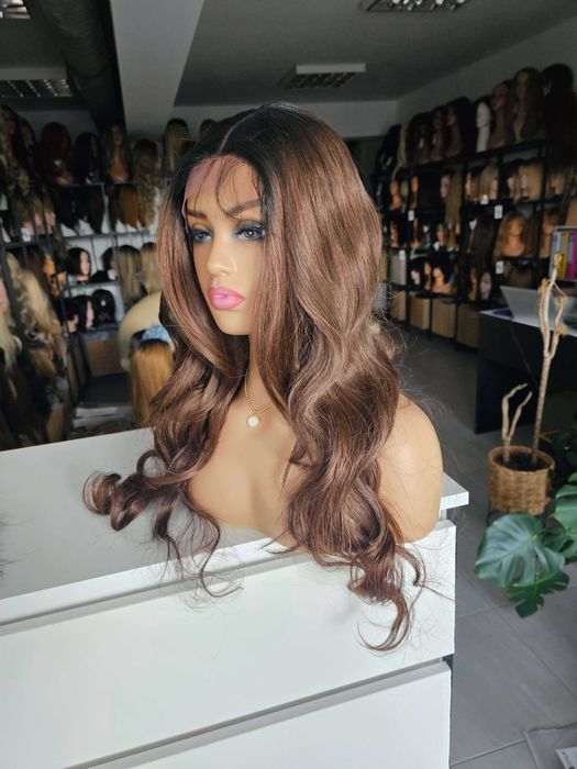 Peruka premium Amira fale loki, brąz z odrostem lace front