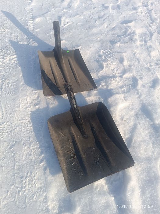 Лопати для снігу,  будівельних робі та повсякденних господарчих потреб
