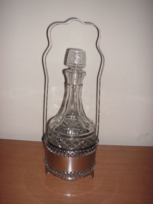 Garrafa e Jarro em Vidro e Metal e Pote Redondo Vidro