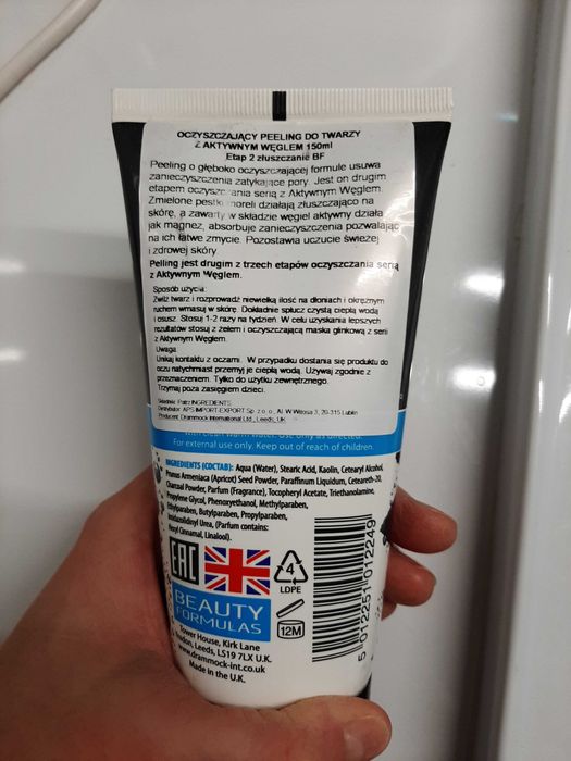 Peeling do twarzy z aktywnym węglem Nowy