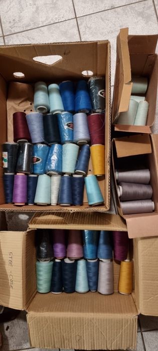 Nici overlock i zwykłe różne kolory