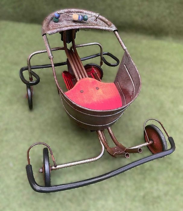 Triciclo de criança de metal com assento de madeira