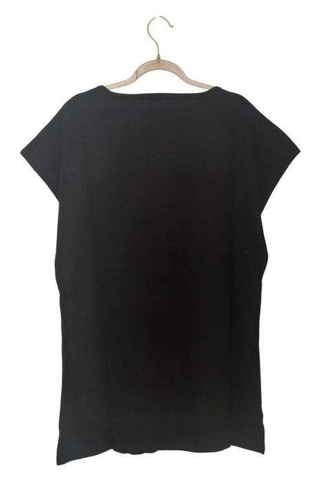 Czarny oversizowy T-shirt z nadrukiem kwiatuszka