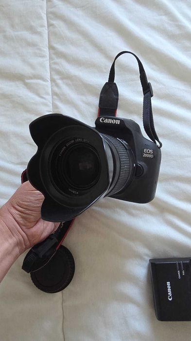 Canon EOS 2000D + 18-55mm + Acessórios – Excelente Estado