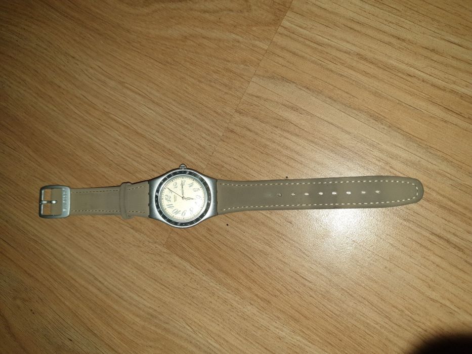 Vários relógios swatch