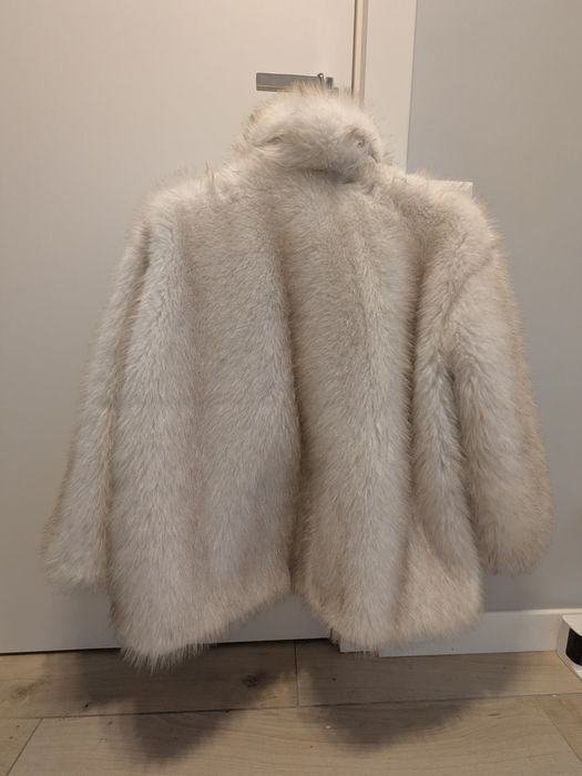 біла штучна шубка з меховими навушничками