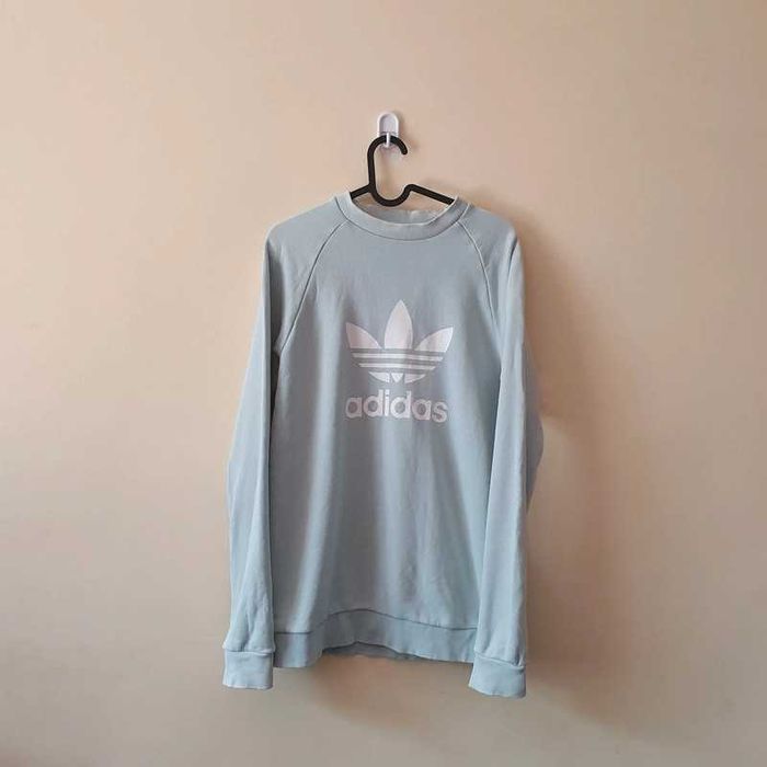 Bluza adidas duże logo crewneck jasnoniebieska pastelowa