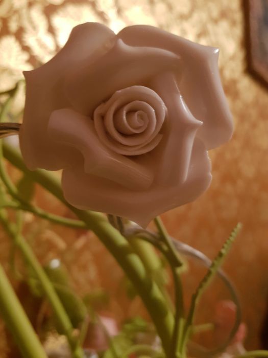 Красивая кованная люстра с плафонами