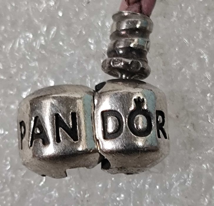Pulseira pandora em couro com fecho em prata