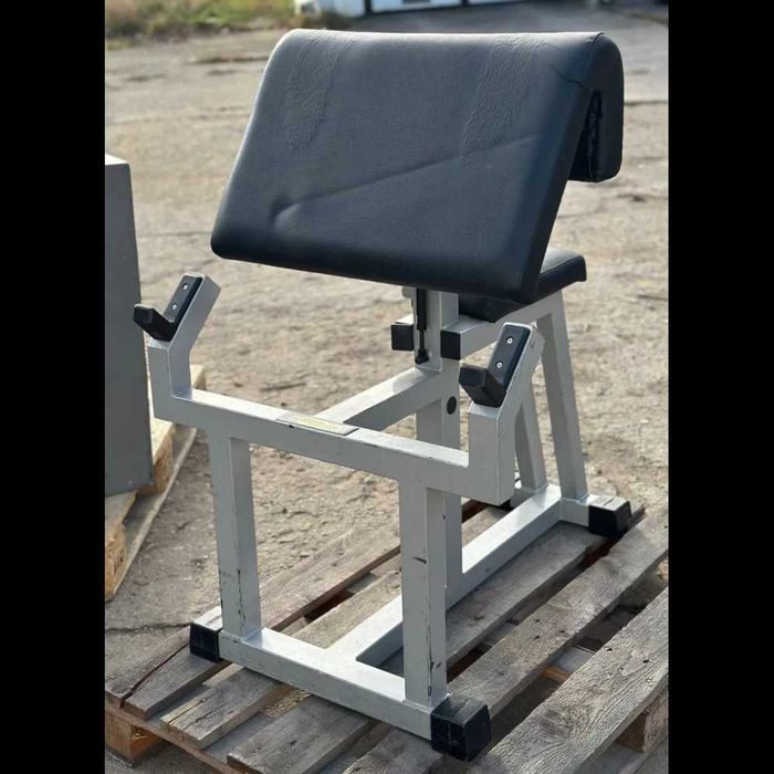 Modlitewnik do treningu mięśni bicepsów, Technogym