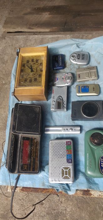 Часы на батарейках+радио б/у