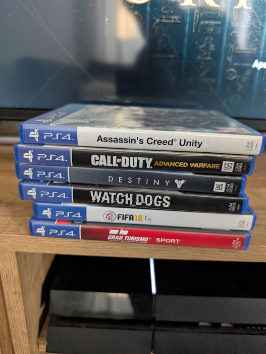 PS4 500 GB com 2 comandos + 6 jogos (como novo)