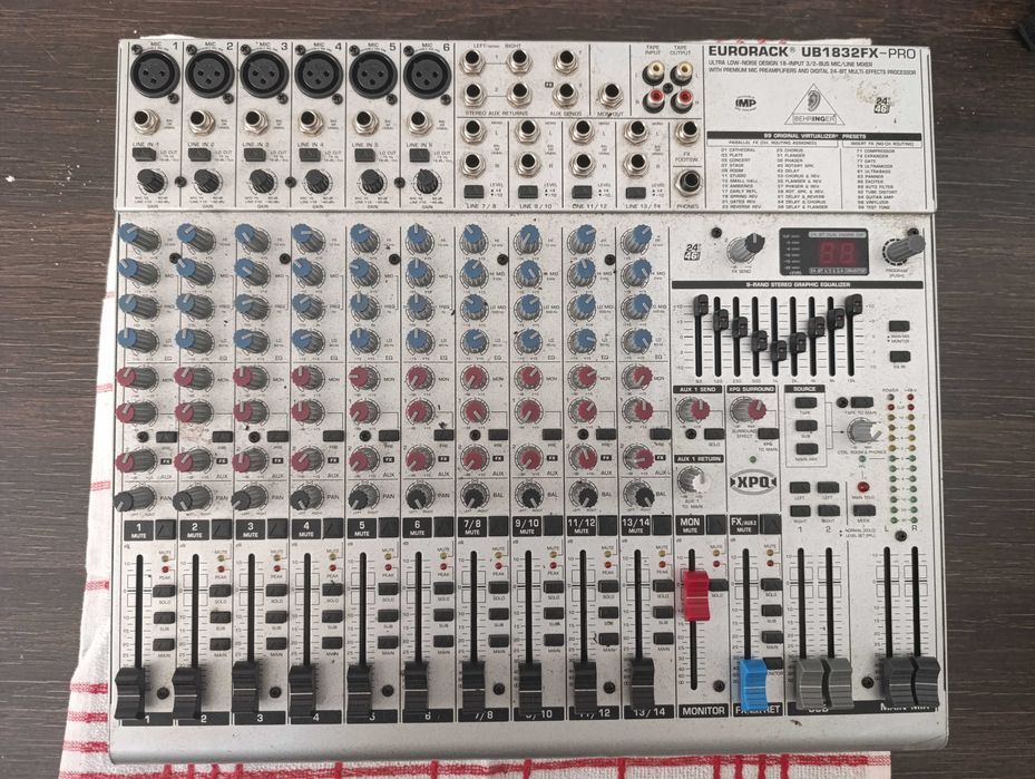 Conjunto Mesa de Som + Colunas de som