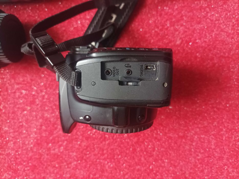 Aparat fotograficzny Canon i dwa obiektywy