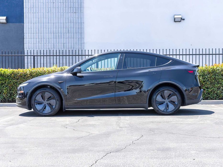 Tesla Model Y Long Range      2026