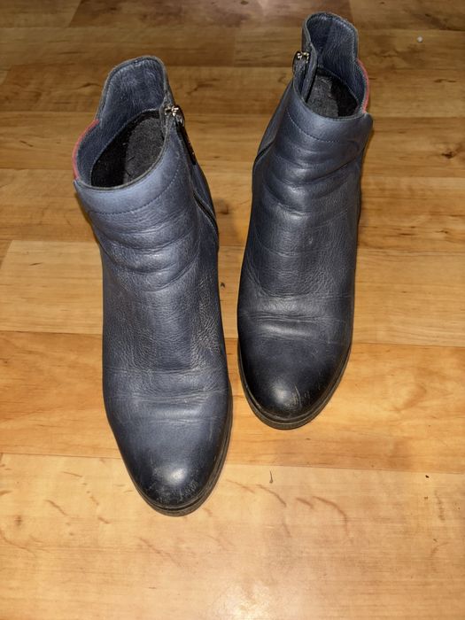 Skórzane botki na słupku