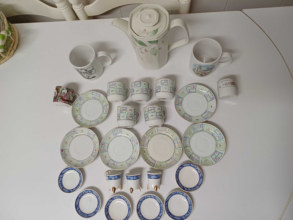 Serviços de chá ou café com bule e canecas
