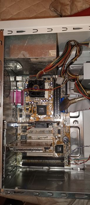 Komputer stacjonarny Pentium 3 retro uszkodzony