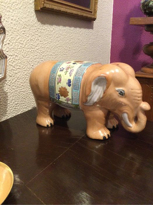 Elefantes em porcelana antiga