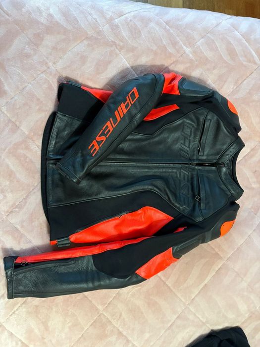 Casaco de mota feminino Dainese preto e vermelho