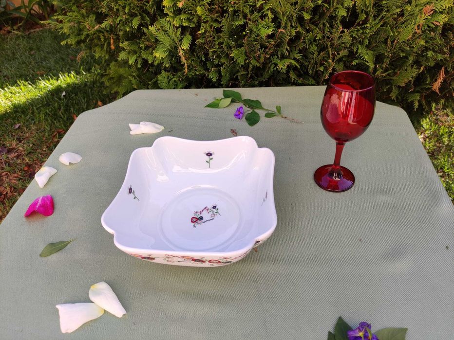 Lindo Serviço de jantar 19 peças em porcelana 
"Lenços namorados"