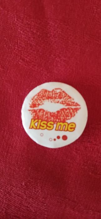 Crachá Kisse me, antigo