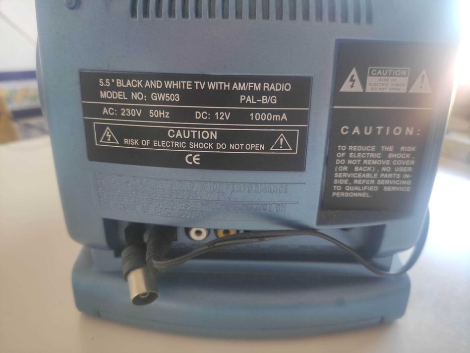 Televisão portátil preto branco