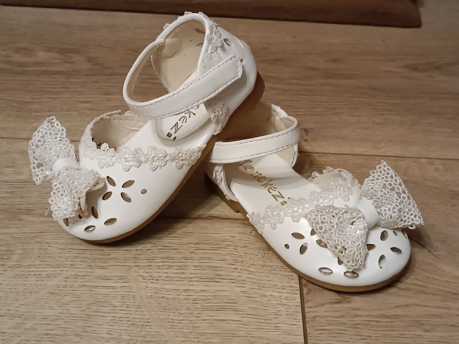 Pantofle baleriny r.22 białe eleganckie dziewczynka