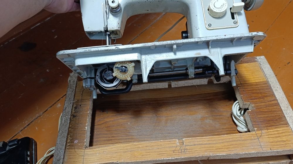 Швейна машинка Подольск 142 з електроприводом.
Робоча, педаль у комплекті.
Виконує прямий та зигзагоподібний шов.
Стан на фото.