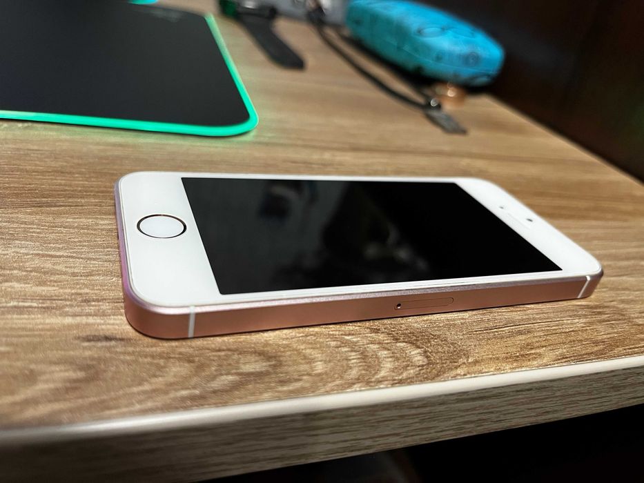 Продам Iphone SE rose gold 32gb