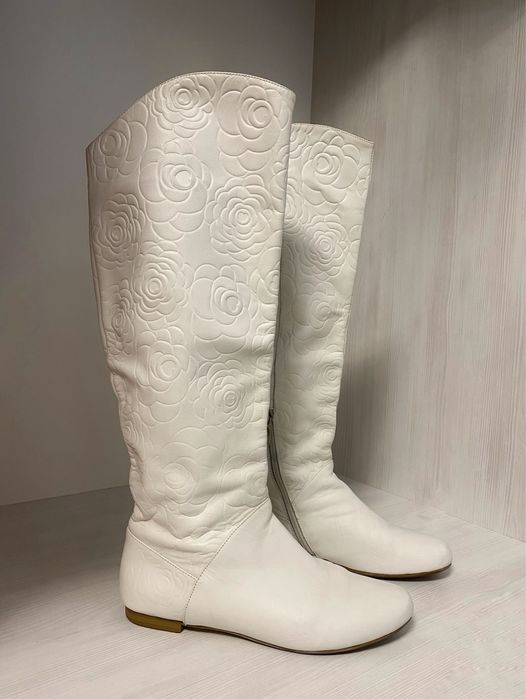 Білі шкіряні чоботи з квітковим принтом, розмір 38