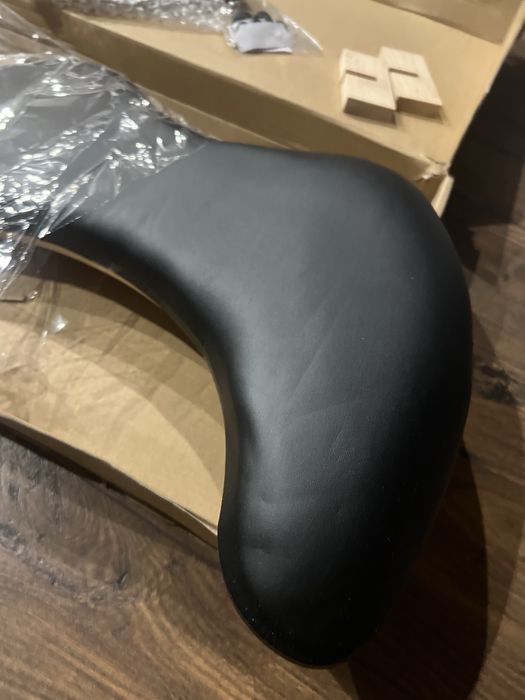 Poduszka pod dłoń do manicure na nóżkach poczarna