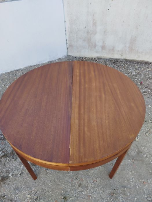 Mesa e cadeiras usadas