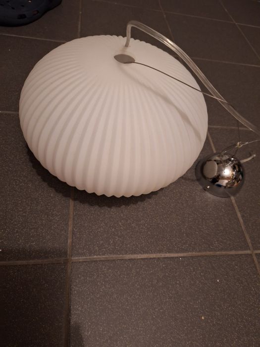 Lampa biala, ryflowana