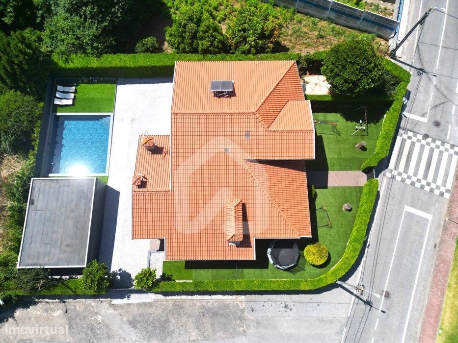 Moradia individual T4+1 com piscina, em Esmeriz