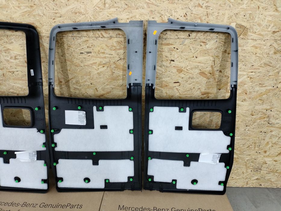 Обшивка задніх дверей Віто 639 447 Пластик на двері Vito W639 447