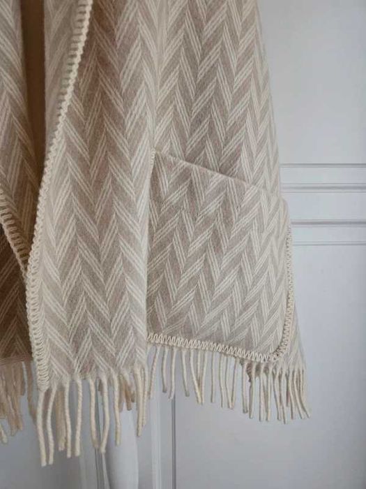 Wełniane ponczo narzutka damska w jodełkę z frędzlami BH