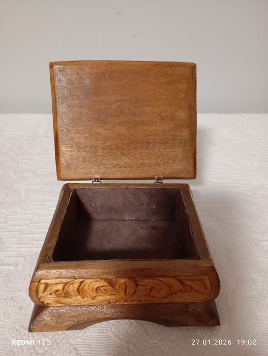 Шкатулки резные. Дерево