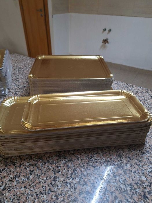 Caixas, pratos e bases de pastelaria