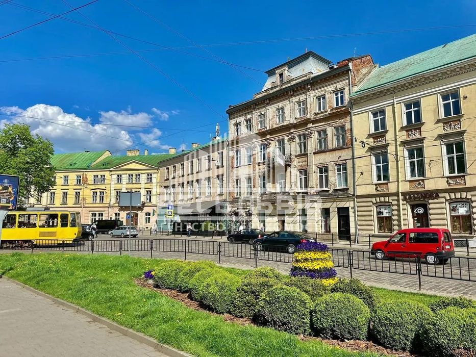 Продаж автентичної квартири з неймовірним видом в центрі