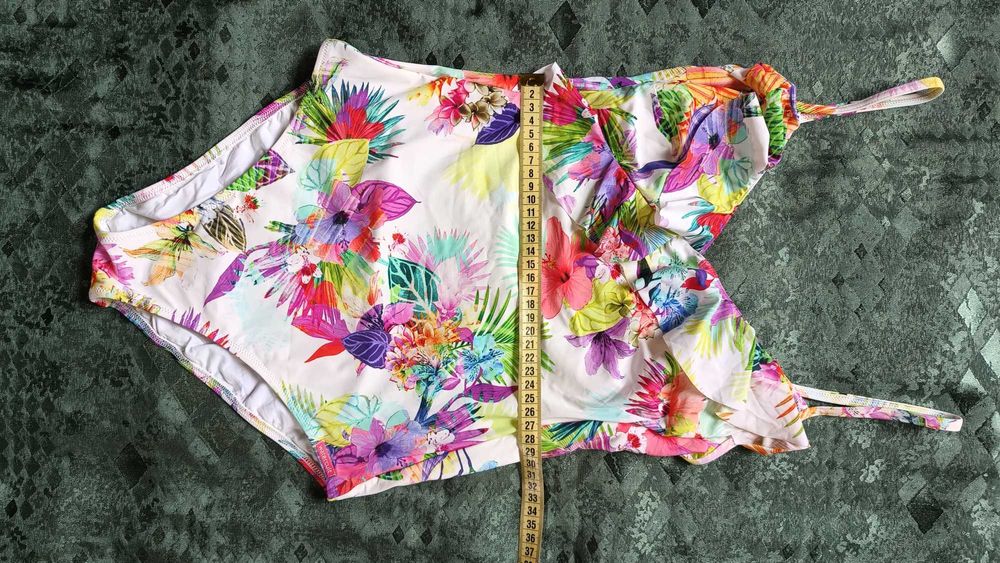 Гарний купальник в новому стані