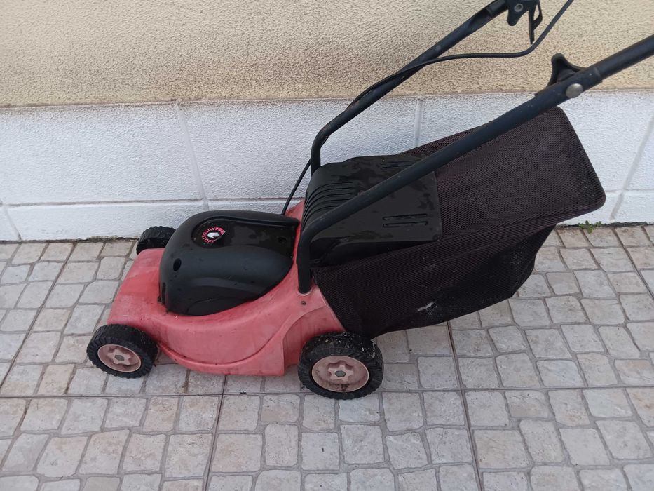 Máquina de cortar relva