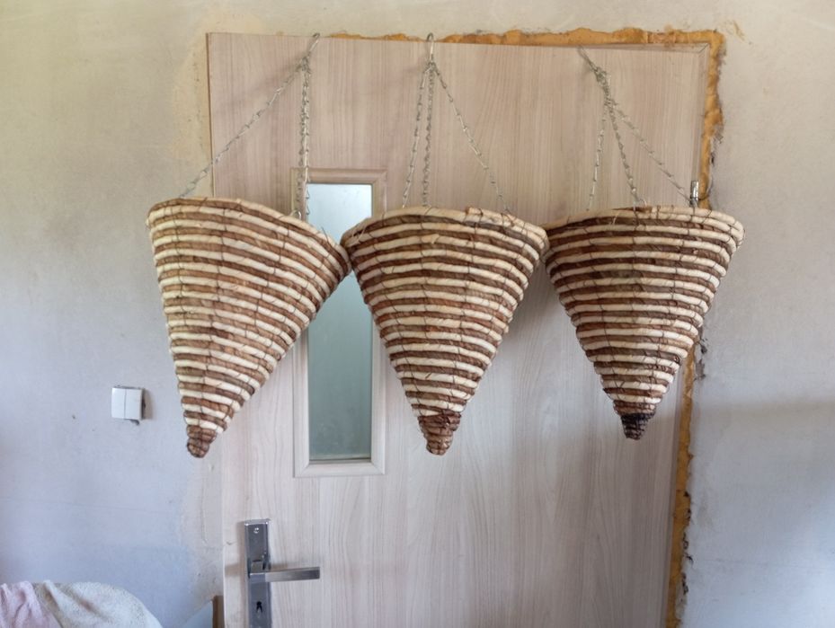 3 doniczki stożki