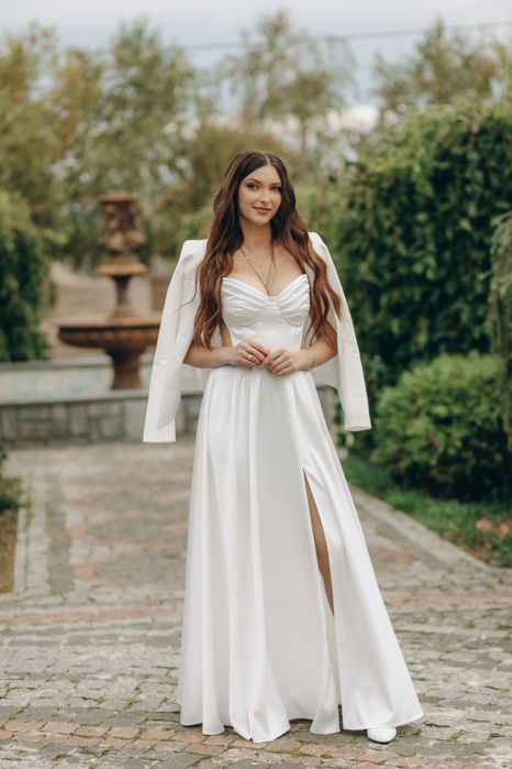 Весільна святкова біла довга сукня