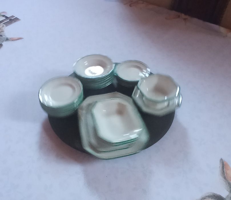 Conjunto de serviço de café  e conjunto de serviço  de jantar com 22 peças , ambos em porcelana,para brincar