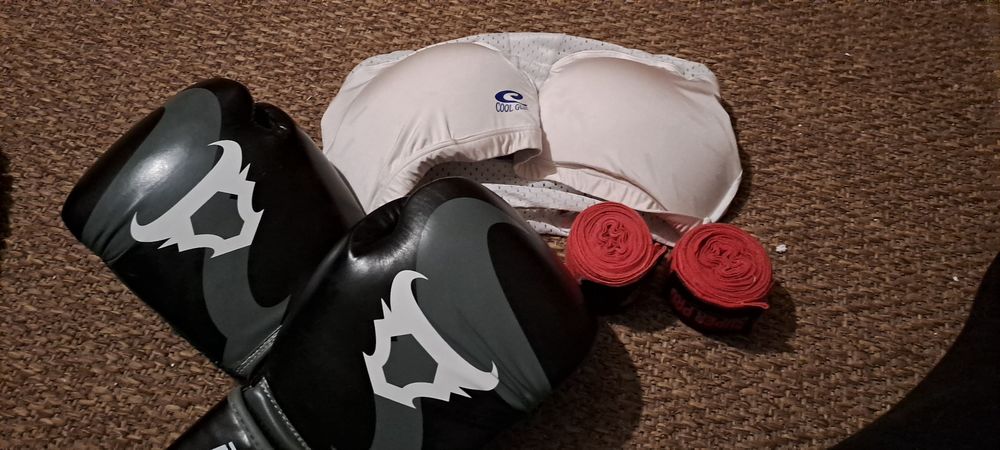 Material de boxe de mulher praticamente novo