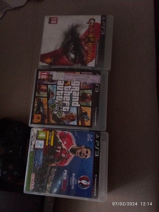 Ps3 com dois comandos e com 11 jogos
