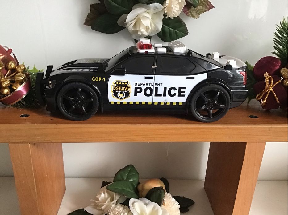 Auto. Samochód policyjny dla dziecka. Zabawka