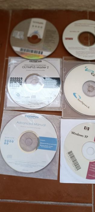 Vários CDs de softwares de programas e máquinas