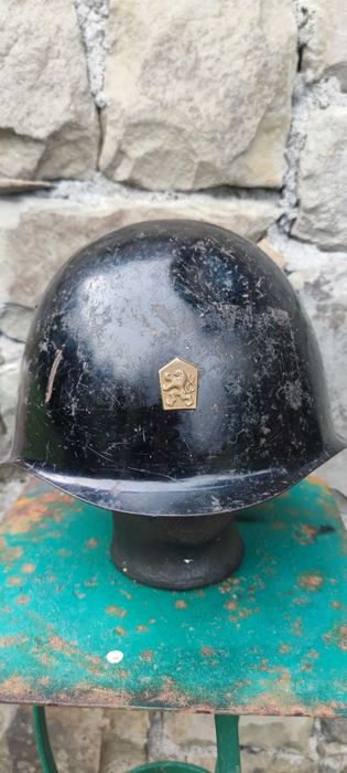 Czechosłowacki metalowy kask strażacki z odznaką